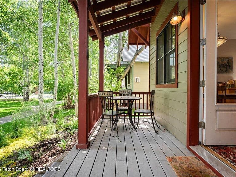 9088 Village Way photo 4