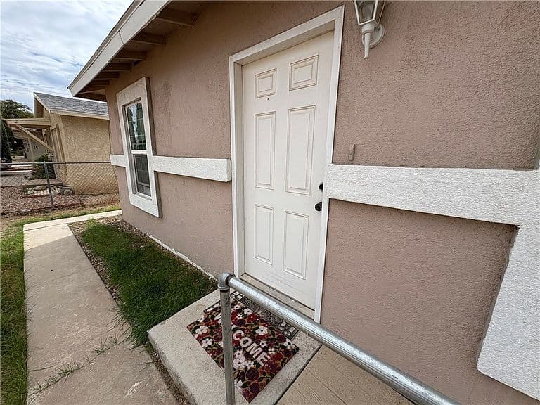 2036 Davis Avenue photo 2