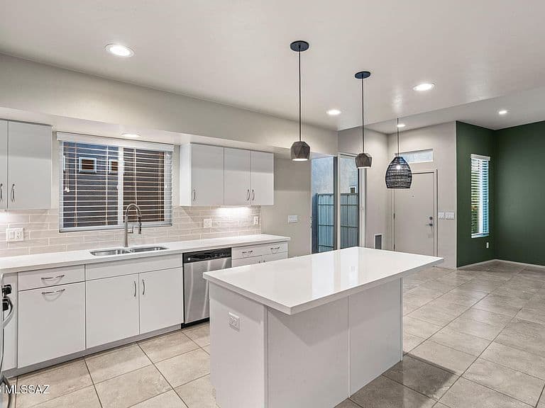 817 E Park Modern Dr photo 3