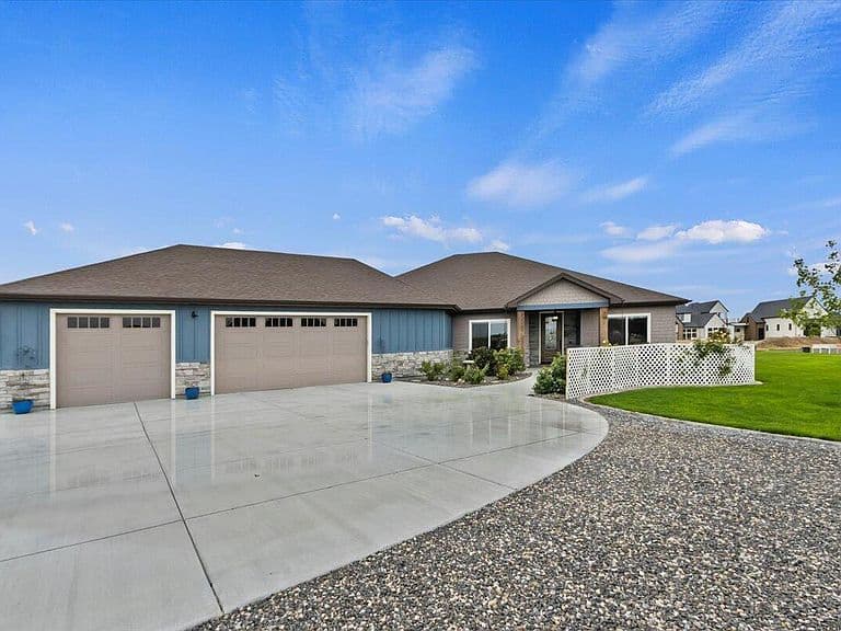377 Skyline Dr photo 3