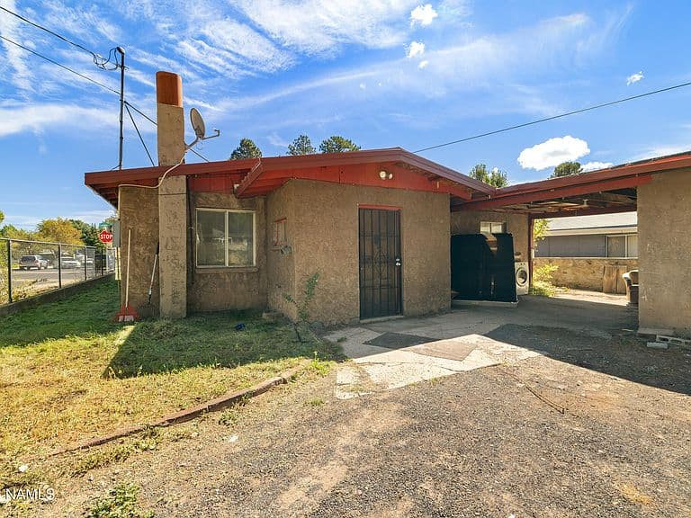 2621 N Center St photo 4