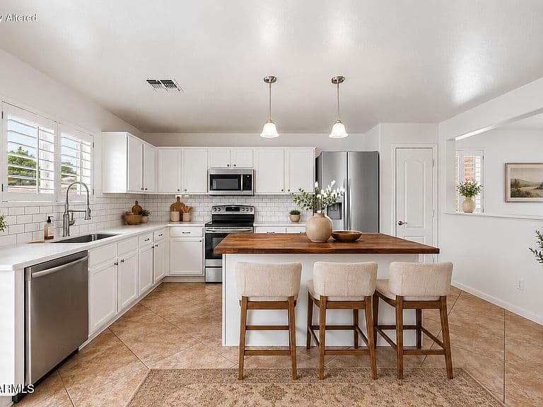 1725 E ANASTASIA Street photo 3