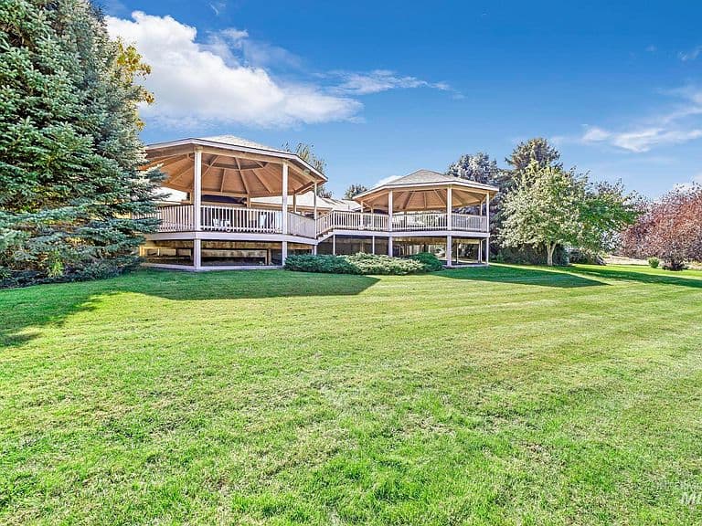132 Country Club Dr photo 4