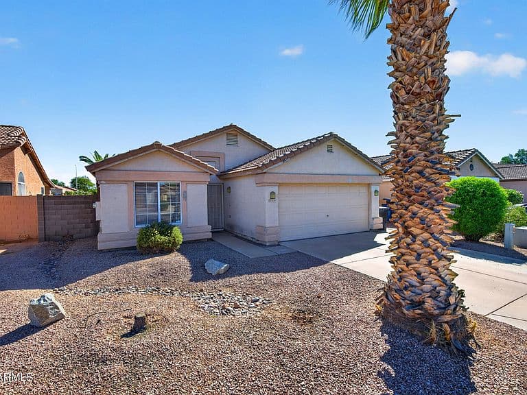 1839 E OAKLAND Street photo 1
