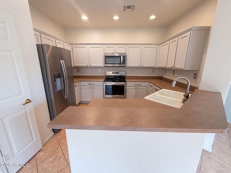 2464 W WARREN Drive photo 2