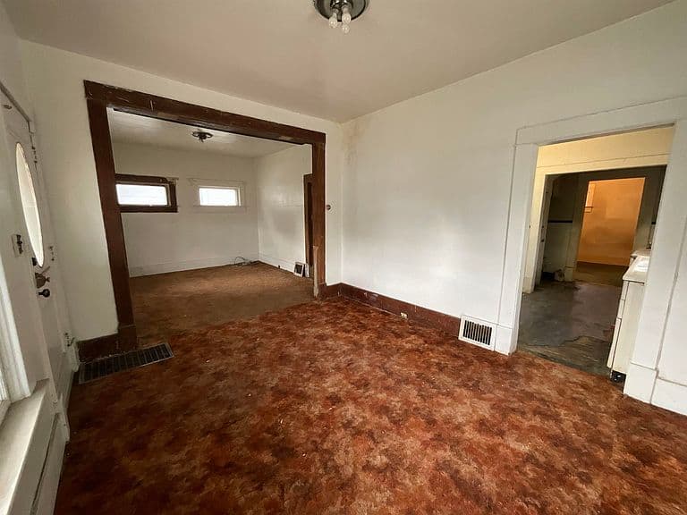 125 Roosevelt Ave photo 3