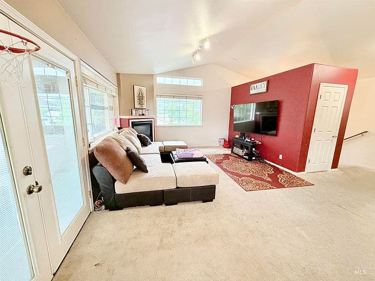 101 Jasper Dr photo 3