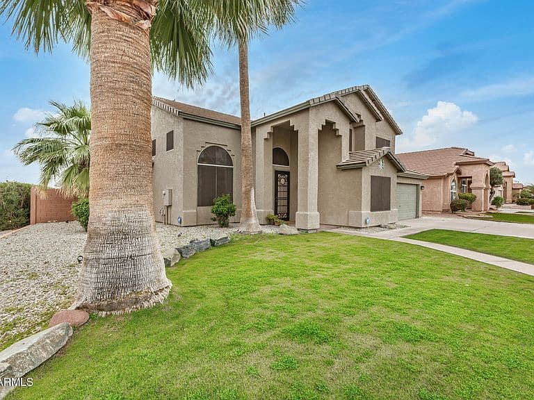 4331 E Redwood Ln photo 3