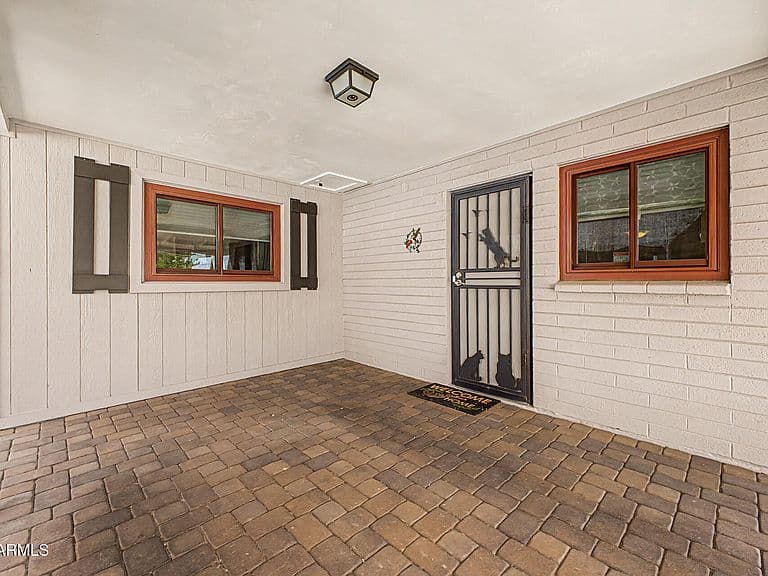 526 W TOWNLEY Avenue photo 3