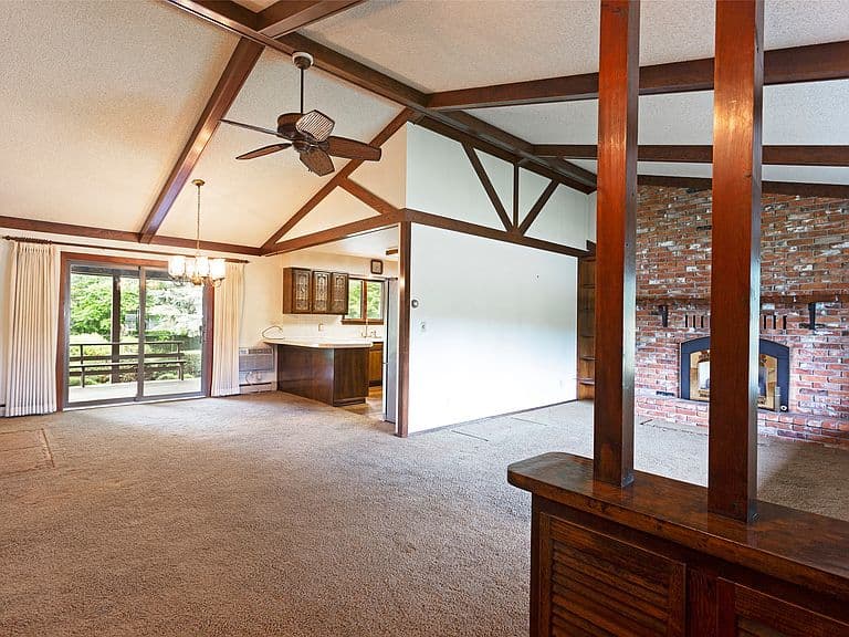 2221 Pauline Dr photo 4