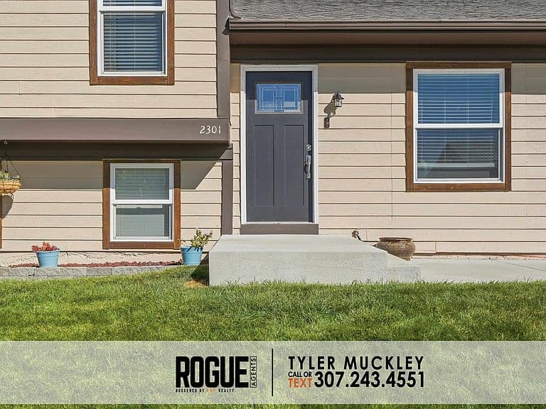 2301 S Fairdale Ave photo 2