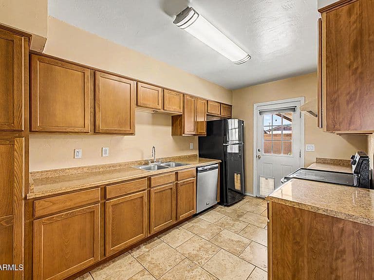657 W LINDA Lane photo 5