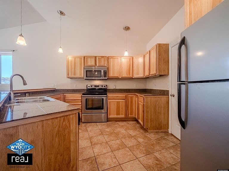 915 6th St photo 3