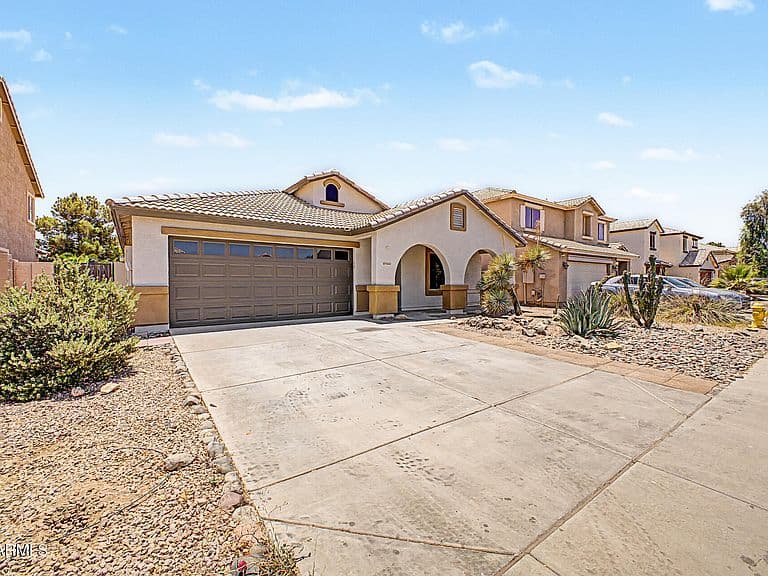 45613 W DUTCHMAN Drive photo 2