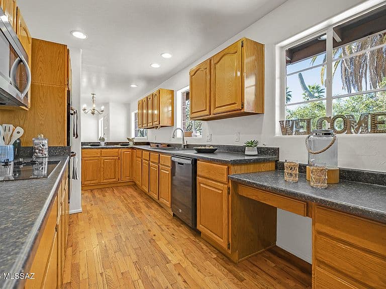 2758 N Warren Ave photo 2