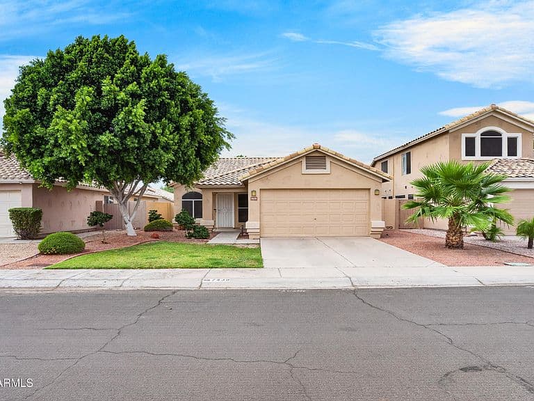 7439 W LOUISE Drive photo 2