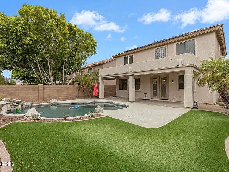 18027 W SUNNYSLOPE Lane photo 2
