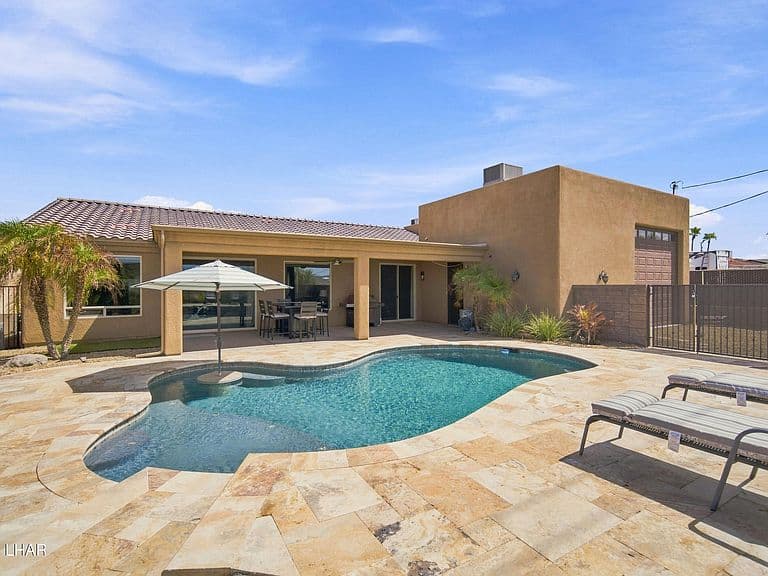 3220 Dolphin Dr photo 2