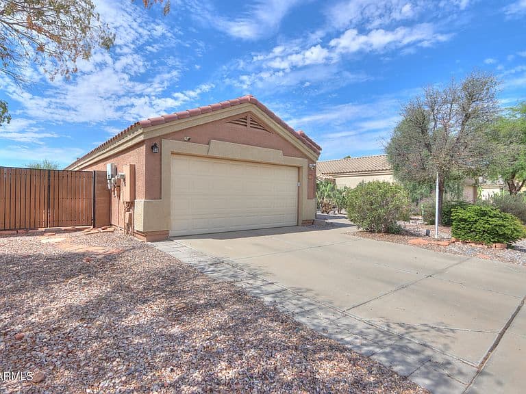 1641 E CARDINAL Drive photo 4