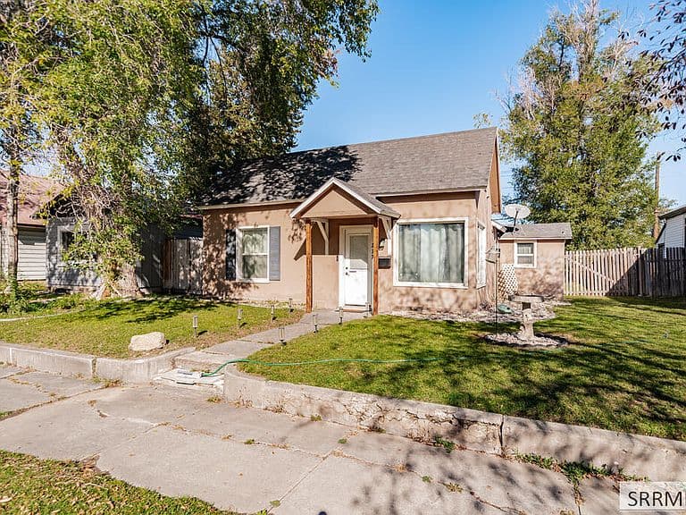 217 2nd St photo 1
