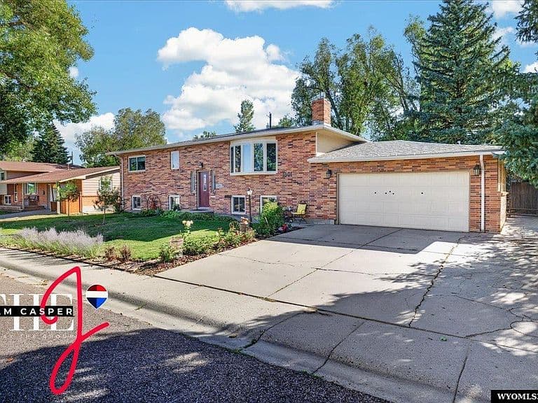 1301 Manor Dr photo 2