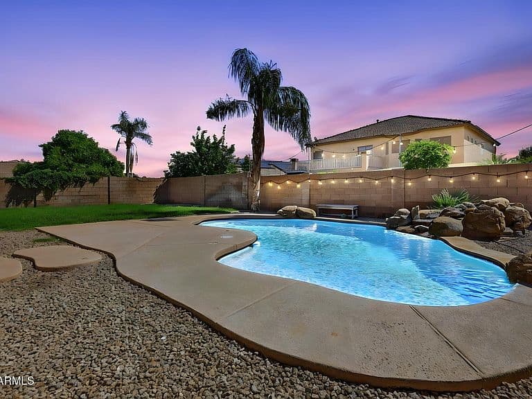 8021 W HILTON Avenue photo 1