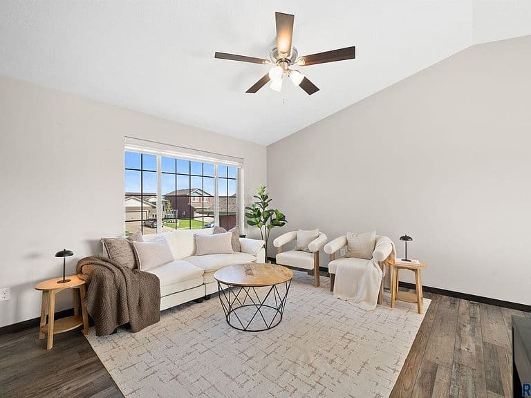 9425 W Liam St photo 2
