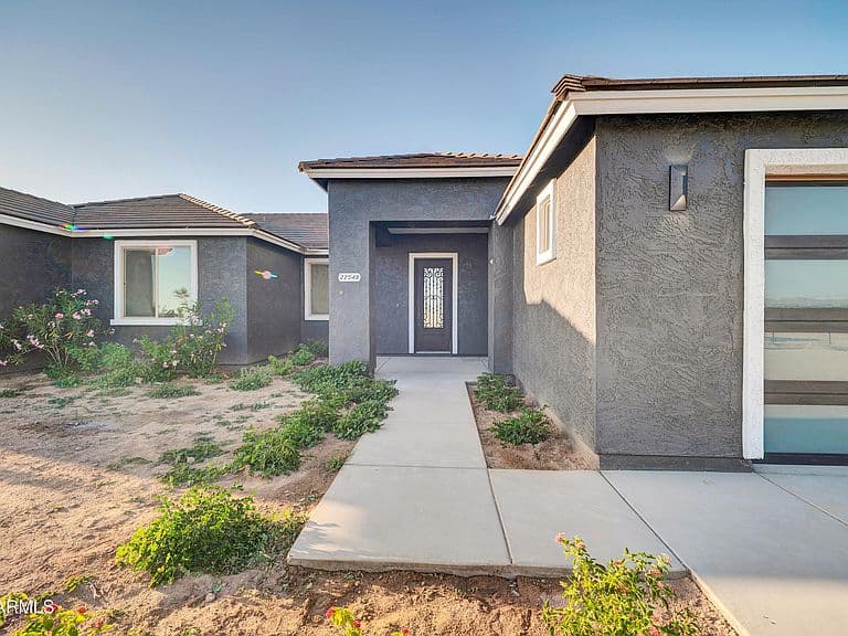 22548 W HUNTINGTON Drive photo 2