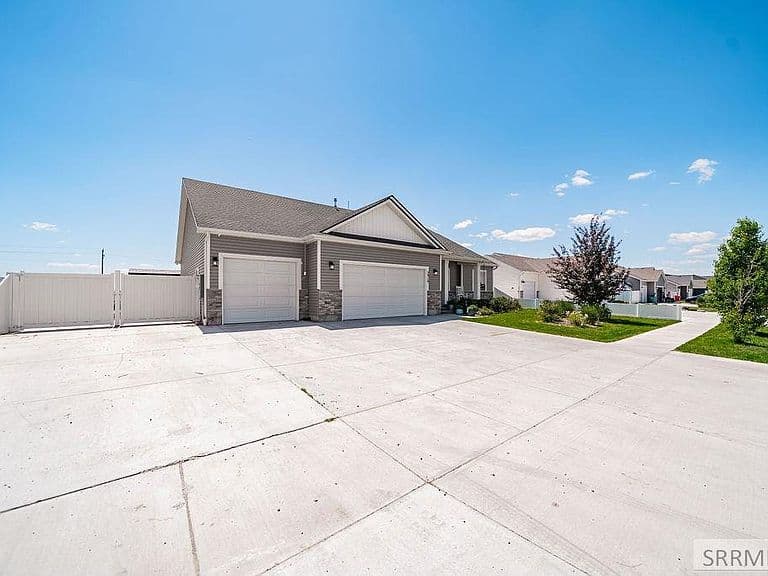 2910 E Larson Dr photo 2
