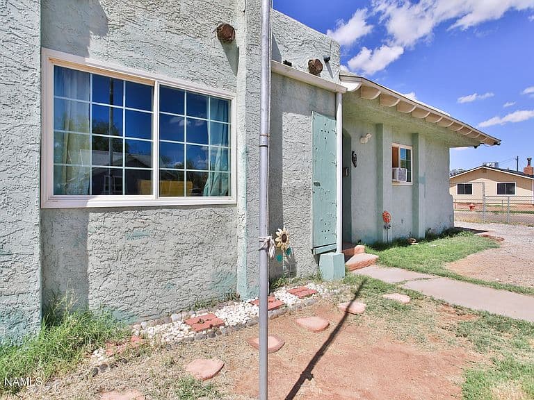 419 N Apache Ave photo 1