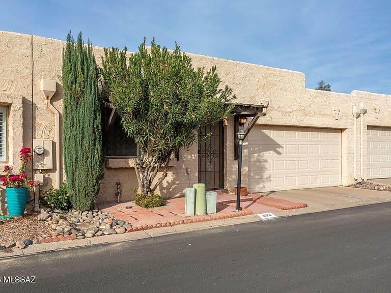 990 W Paria Ln photo 2