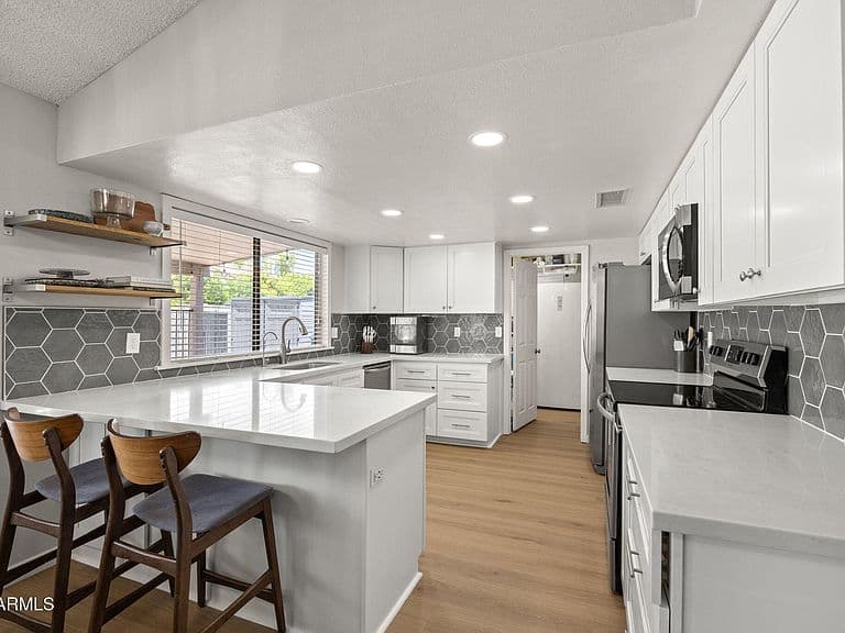 5640 E GARY Street photo 1