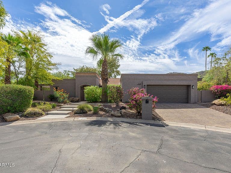 220 W WILLOW Avenue photo 2
