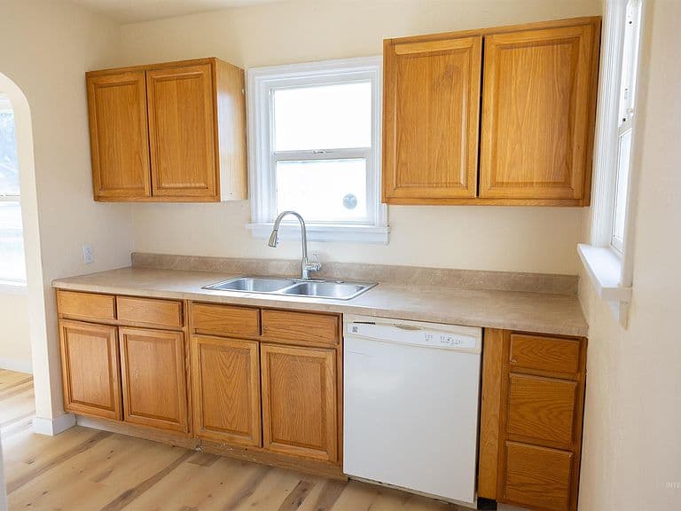 830 Broadway Ave N photo 2