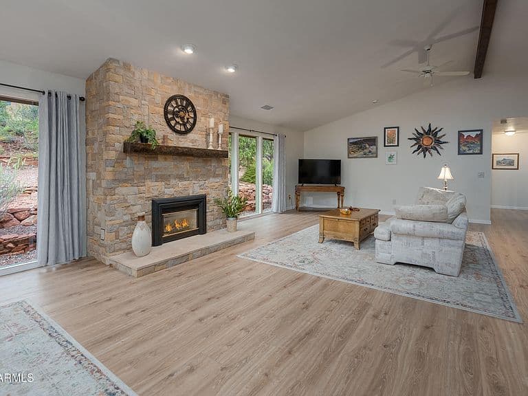 140 PEBBLE Drive photo 4