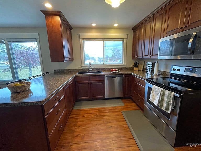 2616 Burton Ave photo 5