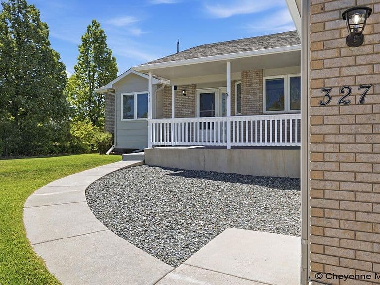 327 Cody St photo 1