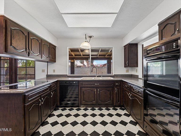 495 W KENT Drive photo 4