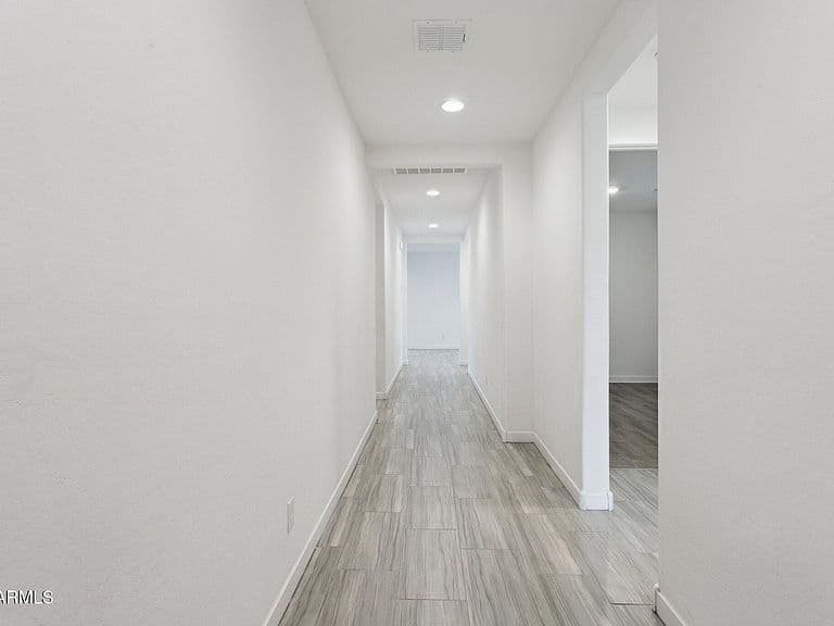 2566 W Huntington Dr photo 4