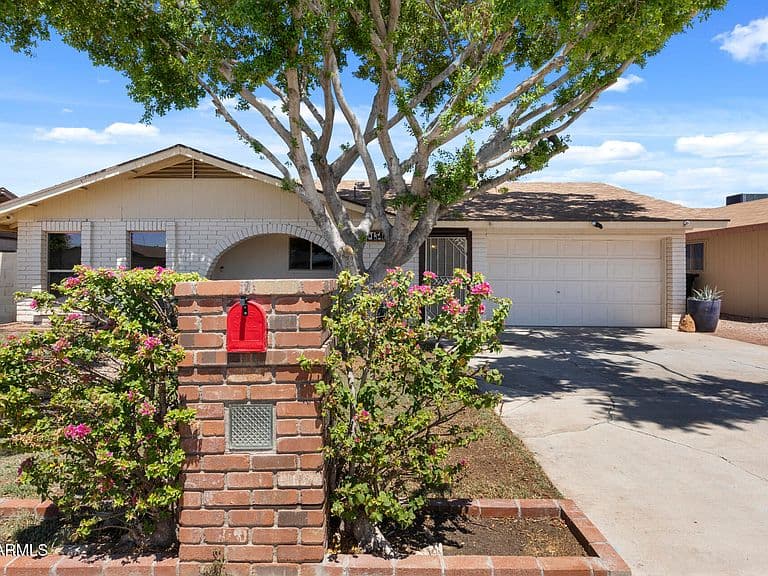 1546 E FLOWER Circle photo 2