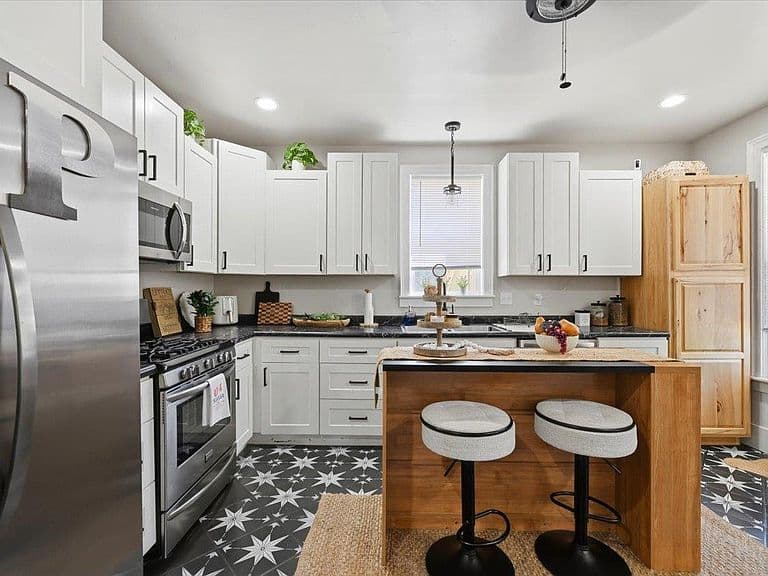 324 White St photo 5