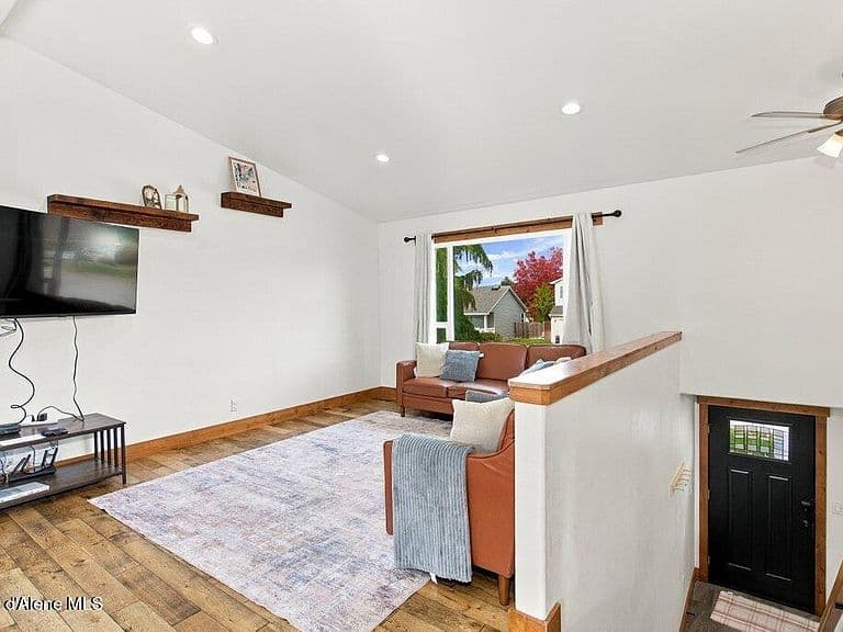 1140 W Wishkah Ave photo 4
