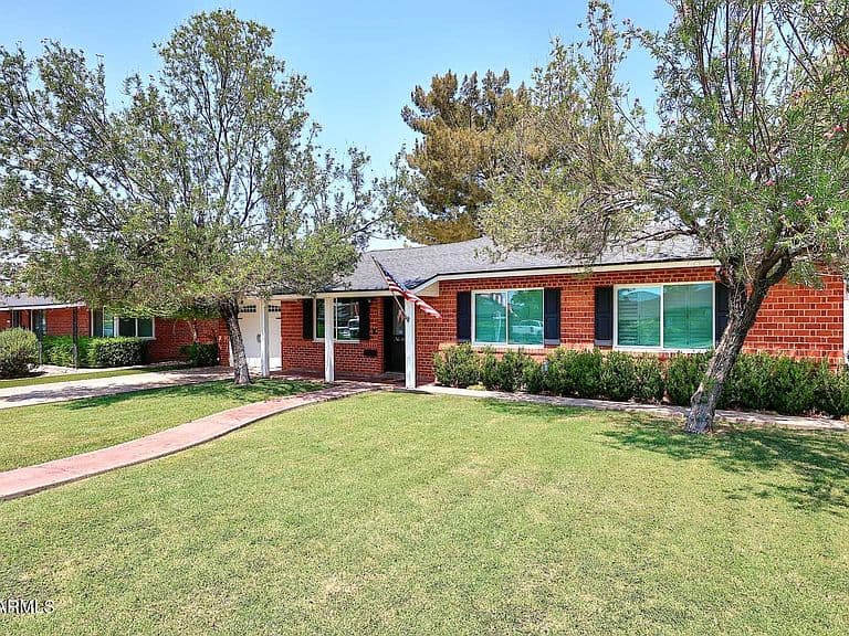 2230 E DEVONSHIRE Avenue photo 2