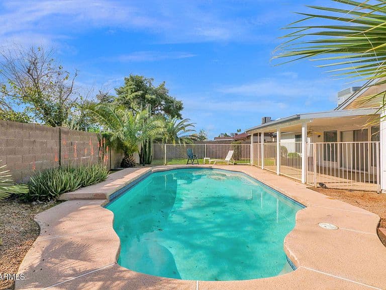 2035 W Gila Ln photo 4