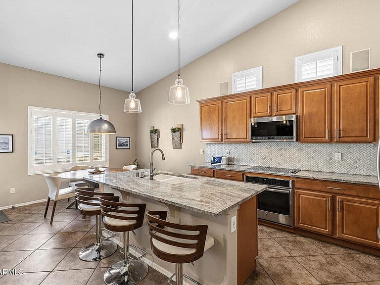 8456 W QUAIL TRACK Drive photo 5