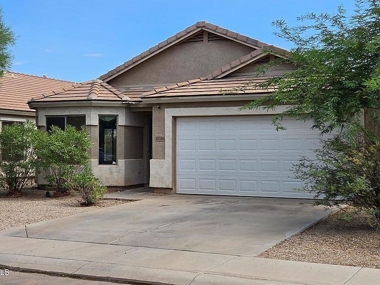 45763 W DIRK Street photo 4