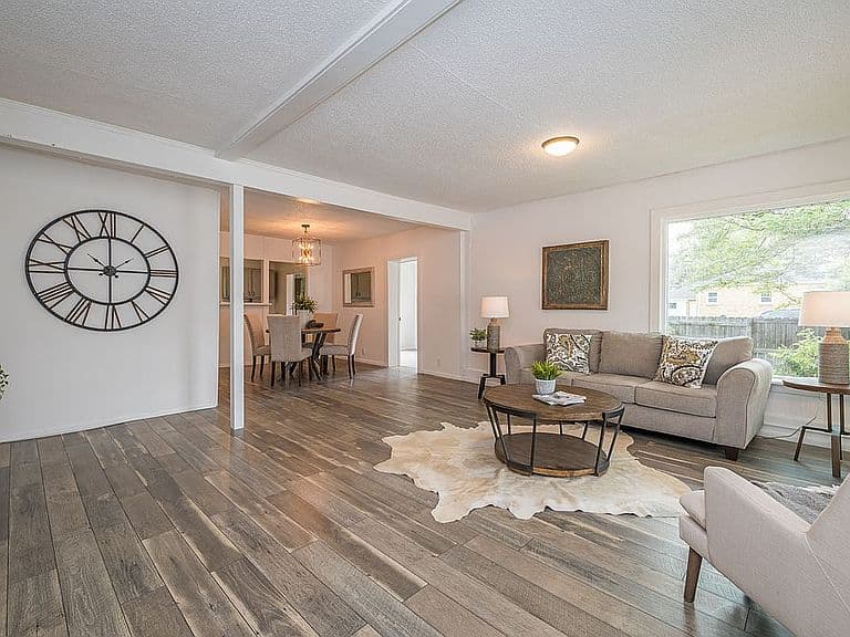 1012 Richardson Ct photo 2