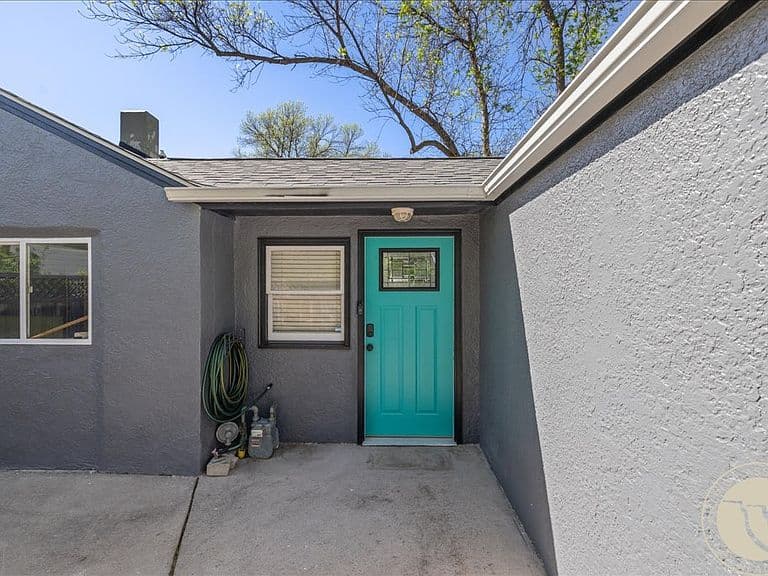 1240 Parkhill Dr photo 2