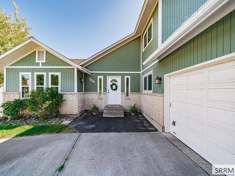 3241 Disney Dr photo 2