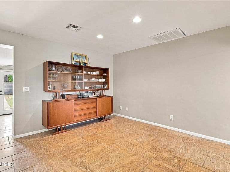 1402 E COLTER Street photo 5